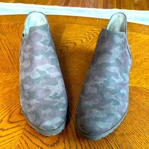Camo  pattern ankle boots